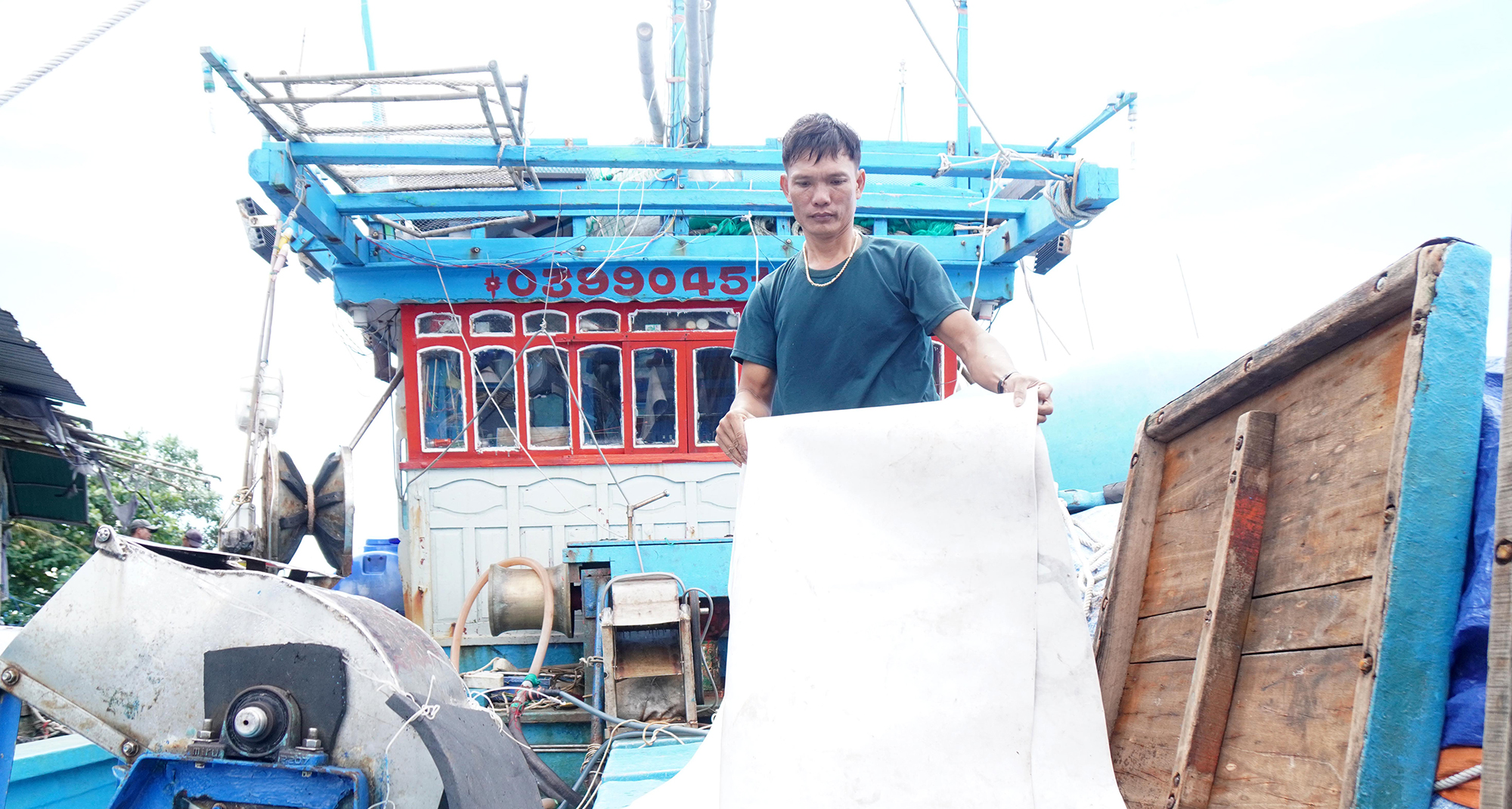 Những khoang t&agrave;u ngư d&acirc;n v&ugrave;ng Tam Quan - Gia Lai vẫn c&ograve;n truyền thống n&ecirc;n chất lượng hải sản hao hụt, thất thu.