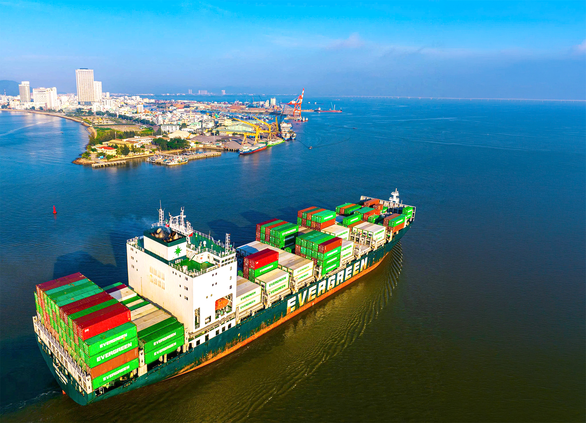C&aacute;c t&agrave;u h&agrave;ng si&ecirc;u trường, si&ecirc;u trọng cập cảng Quy Nhơn (Gia Lai) để bốc dỡ, nhập khẩu h&agrave;ng h&oacute;a.